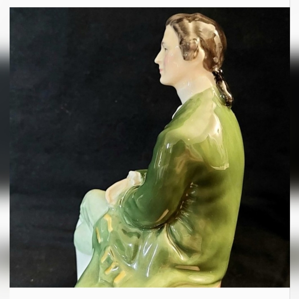 Retired Royal Doulton "Gentleman From Williamsburg" Home Office Decor Figurine